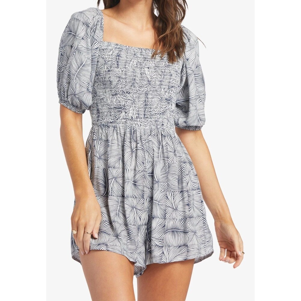 NWOT Roxy Smocked Square Neckline Puff Sleeves Barefoot Babe Romper M